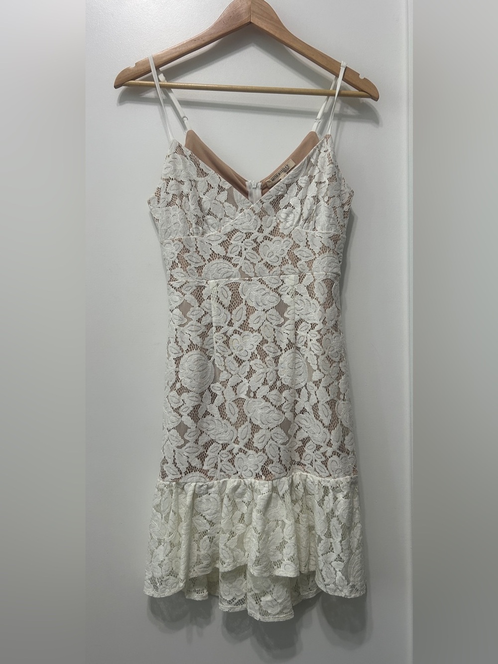 Morrisday White Floral Lace Tiered Ruffle Mini Dress Size XS Nude Lined⁠